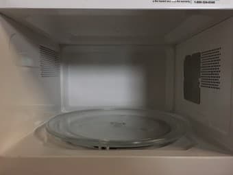 Oster 1000 Watt Tabletop Microwave 2