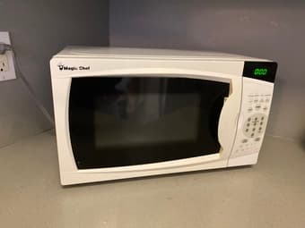 Magic Chef Microwave: Clean! 1
