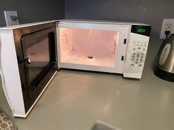 Magic Chef Microwave: Clean! 2