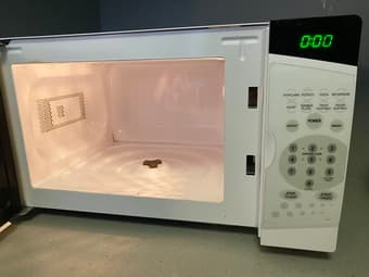 Magic Chef Microwave: Clean! 3