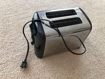nearly new desk lamp and toaster 2