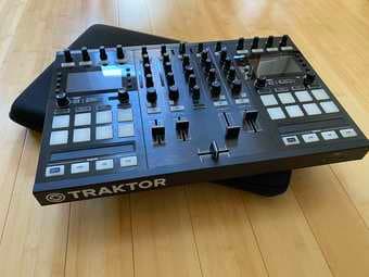 Native Instruments Traktor S5 with Case - Like New 2