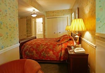 Room in Atherton weekly housekeeping, heated pool, daily breakfast 3