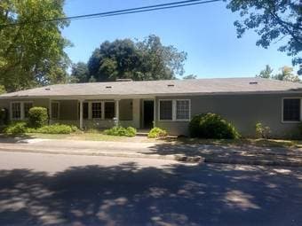 Large Bedroom (240ft2) - Menlo Park (The Willows Neighborhood) 1