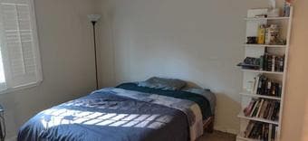 Master bedroom in 4 bdrm/2.5ba house located 1 mile from Stanford 2