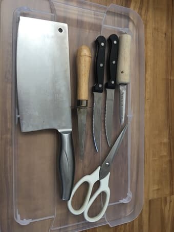 Kitchen items (knifes, can opener, wine opener, chopsticks, etc) 1