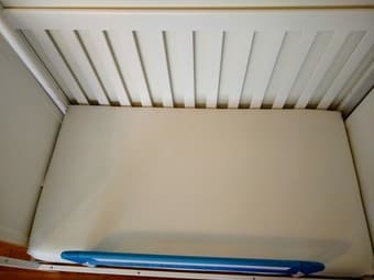 DELTA CONVERTIBLE CRIB + Mattress + Waterproof protector 2