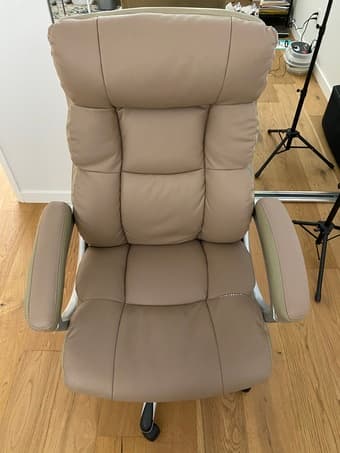 Barely used big tall office chair 1