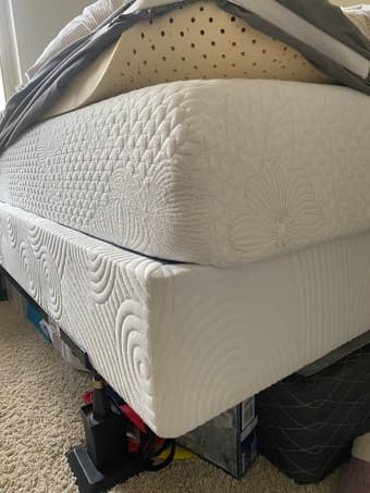Queen memory foam mattress + box spring 1
