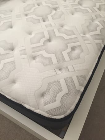 King Size Sealy Posturepedic Mattress in Excellent Condition 1
