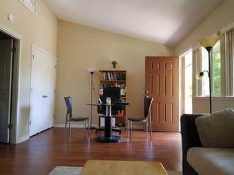 Sept 8 - 1BR private unit with a g/f balcony- 4min to Menlo Park train 2