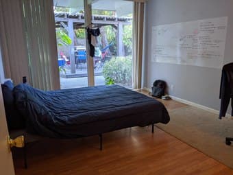 Room with private bath in a great community - 3 miles from Stanford 1