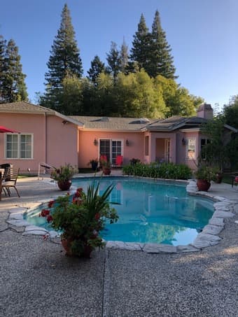 1b1b includes daily breakfast, housekeeping, pool, gated parking 2