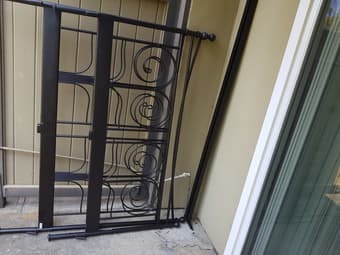 Queen metal bed / near Stanford / easy to disassemble 1