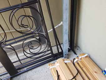 Queen metal bed / near Stanford / easy to disassemble 2