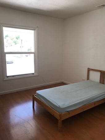A furnished room available in house from Sep. 8th.  (房间出租) 1