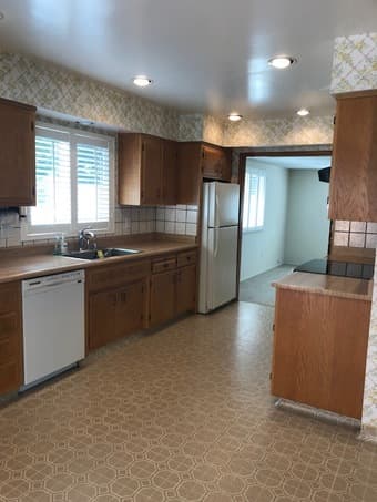 Bedroom available in spacious 4 bdrm/2.5ba house located 1 mile from S 3
