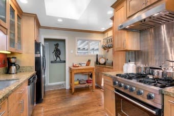 HUGE Private Room Available in San Carlos House 2
