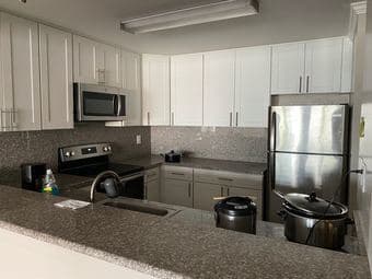 Spacious bedroom in 2B1B apartment in Palo Alto 3