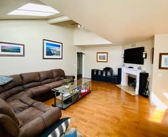 Spacious sunny bedroom for rent in 3 bed 2 bath home in Redwood City 2