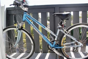 Selling my Schwinn 21 Speed Women's Bike Trailway Aluminum 1