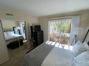 Private Master Bedroom with Balcony - Female Only 2