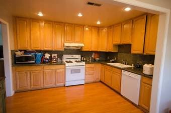 Cosy room in a furnished 5BR/3.5BA just off of Oregon and Alma, availa 3