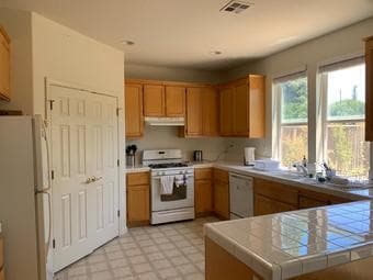 2 Rooms Available in East Palo Alto 3