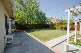 Cosy room in a furnished 5BR/3.5BA just off of Oregon and Alma 2
