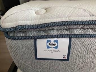 Queen mattress in perfect condition - Sealy Shady Glen PT 1