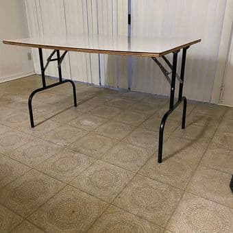 Simple elegant white fold-up table 1