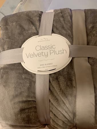 Classic velvet plush blanket ( king size) brand new 1