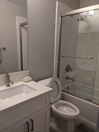 Private bed and shared bath in a 4B/3.5B townhouse 3