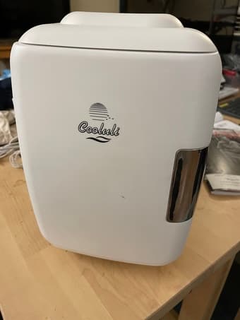 Tiny desktop fridge, never used 1