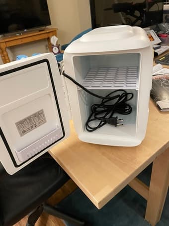 Tiny desktop fridge, never used 2