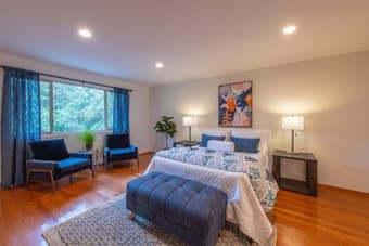 Spacious Master Bedroom suite w/private bathroom in Sharon Heights! 1