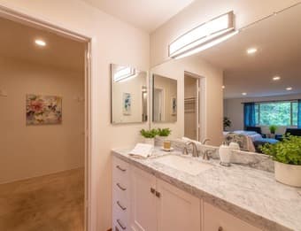 Spacious Master Bedroom suite w/private bathroom in Sharon Heights! 3