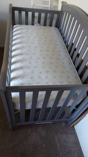 crib with mattress like new 1