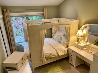 Nice Rooms Available in Spacious 4BR/3BA RWC House [Female Only] 1