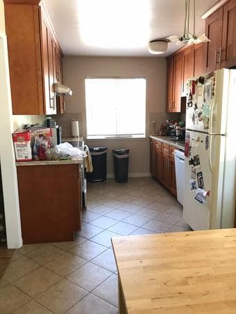 Furnished room with private bath (sublet 5/1-6/15) ~5min from Stanford 1