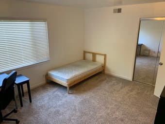Large Master Bedroom Walking Distance to Campus 1