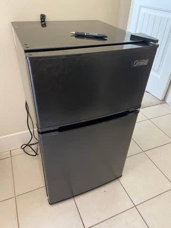 Midea compact refrigerator 1