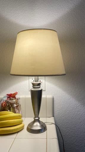 Table lamp and 2 extra bulbs 1