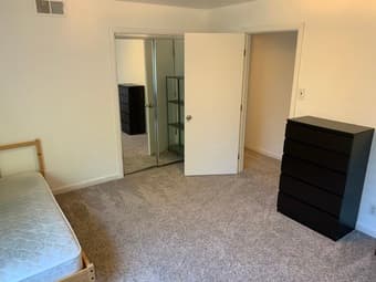 Large Master Bedroom Walking Distance to Campus 1