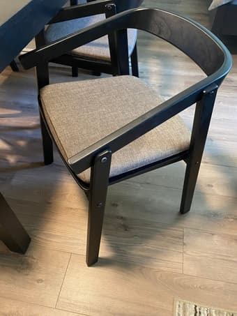 Extendable dining table and 4 chairs in perfect condition 2
