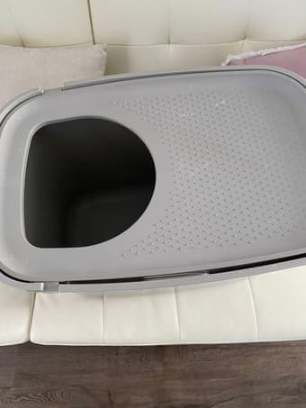 Covered cat litter box 2