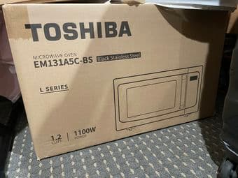 New Toshiba Microwave Oven with Smart Sensor (1.2 Cu. ft) 1