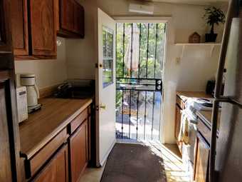 Nice Furnished in Law Studio Cottage in West Redwood City 3