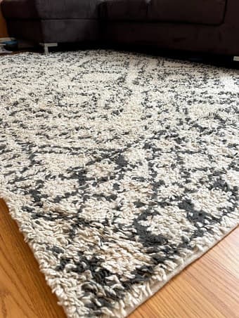 Geometric shag rug in white/gray 2