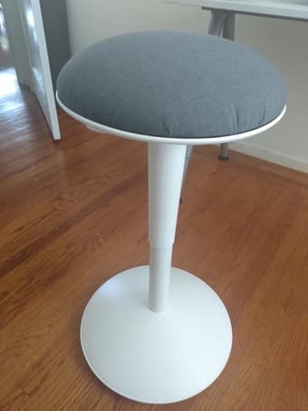 Cushioned stool - adjustable height, rotating base 1